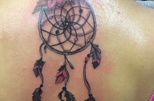 Traumfaenger Tattoo im Nacken