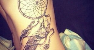 Traumfänger Tattoo mit Federn an der Hüfte